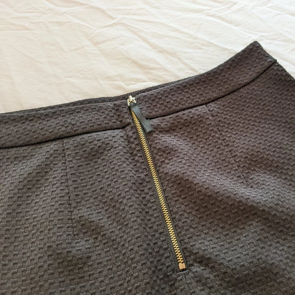 NWT Ann Taylor Textured Black Pencil Skirt in Size 4